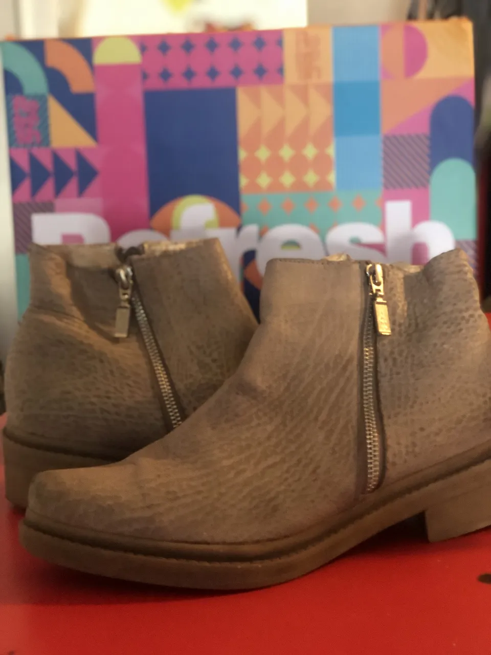 Botines de cuero marrón con cierre lateral. Ideales para un look casual y cómodo.
