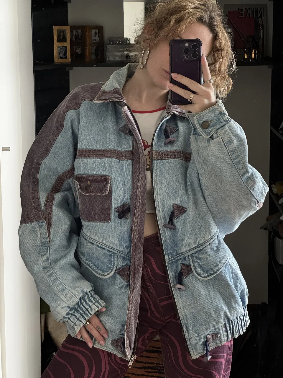 Campera de jean vintage, súper canchera y única. Tiene detalles en color bordó y cierres originales. Ideal para darle un toque retro a tu look.