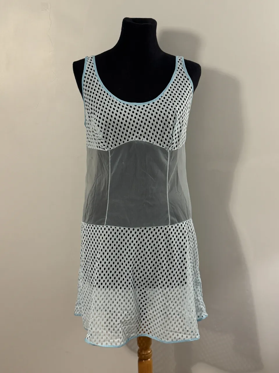 Vestido corto. Diseño moderno con detalles en mesh y un corte favorecedor. Su estilo único lo hace perfecto para destacar.