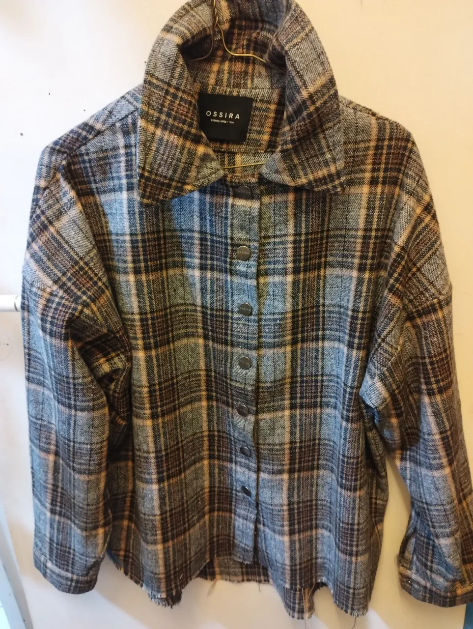 Camisa a cuadros de hombre, estilo leñador, con botones y cuello. Ideal para un look casual y abrigado.