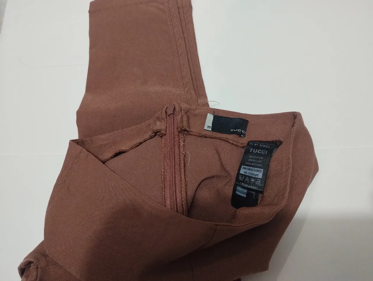 Pantalón sastrero de mujer, color marrón. Ideal para un look elegante y sofisticado.