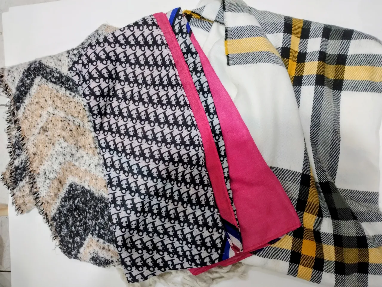 Bufanda de mujer con estampado de monograma Dior, rosa y blanco. Ideal para el invierno. Combo 3 Pashminas.