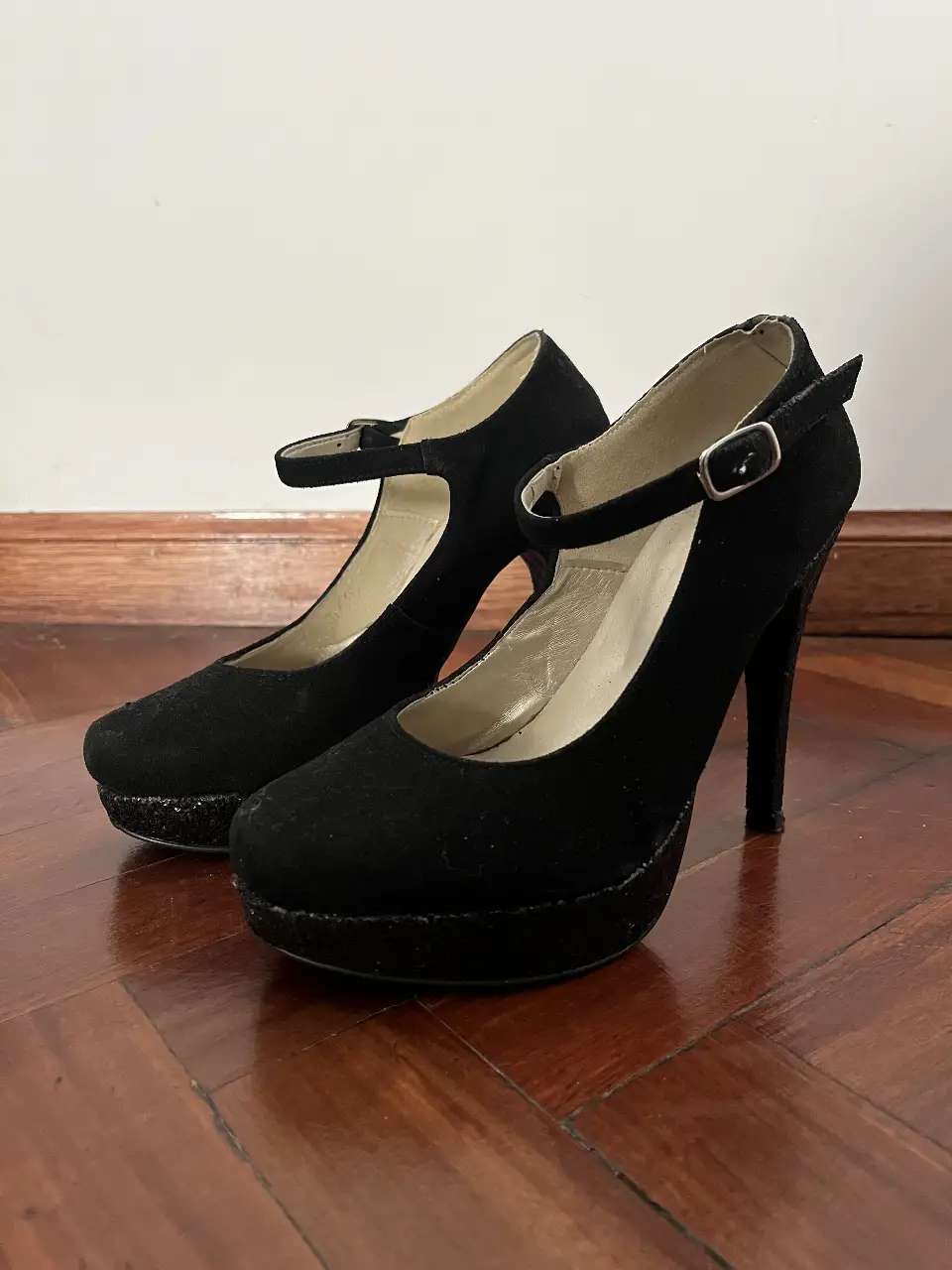 Zapatos stilettos de taco alto negros con pulsera en el tobillo. Ideales para fiestas y eventos formales. de gamuza con glitter en el taco.