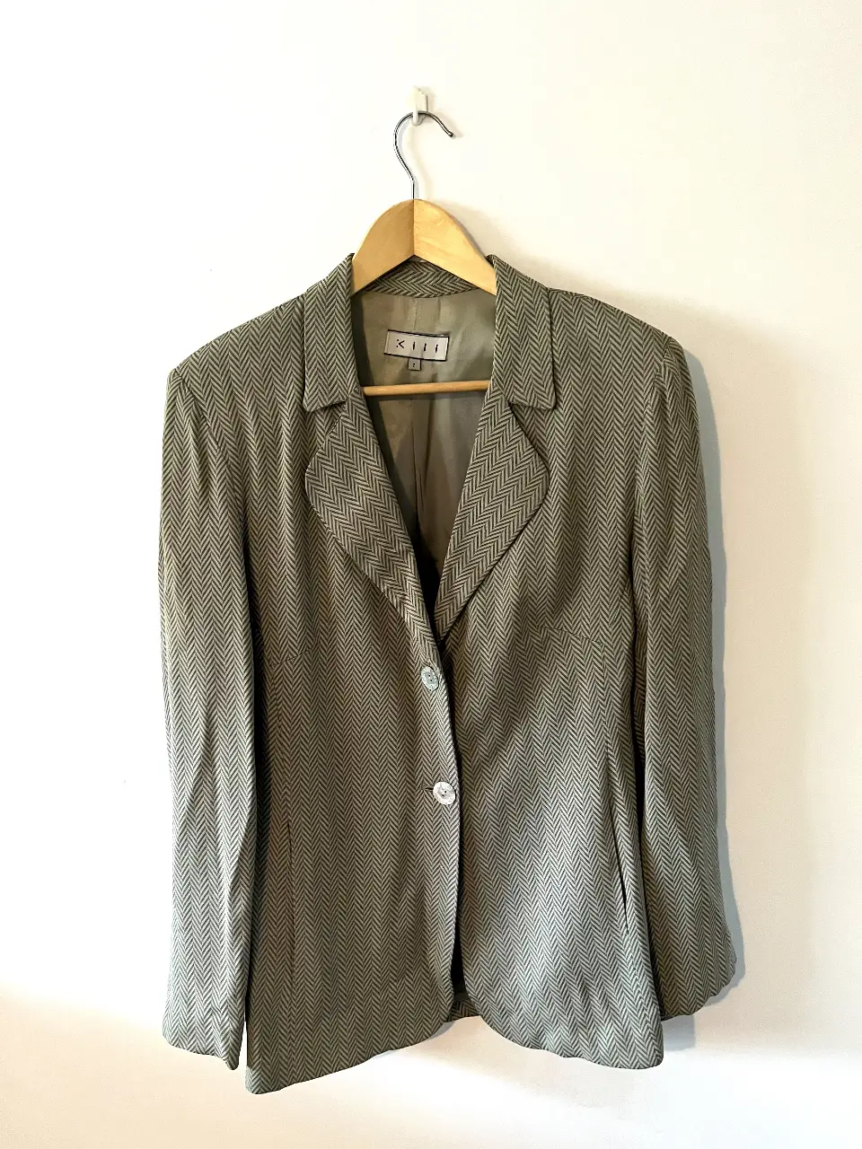 Blazer de mujer con diseño de espiga en color beige. Ideal para un look elegante y sofisticado. Perfecto para combinar con pantalones sastreros o jeans.