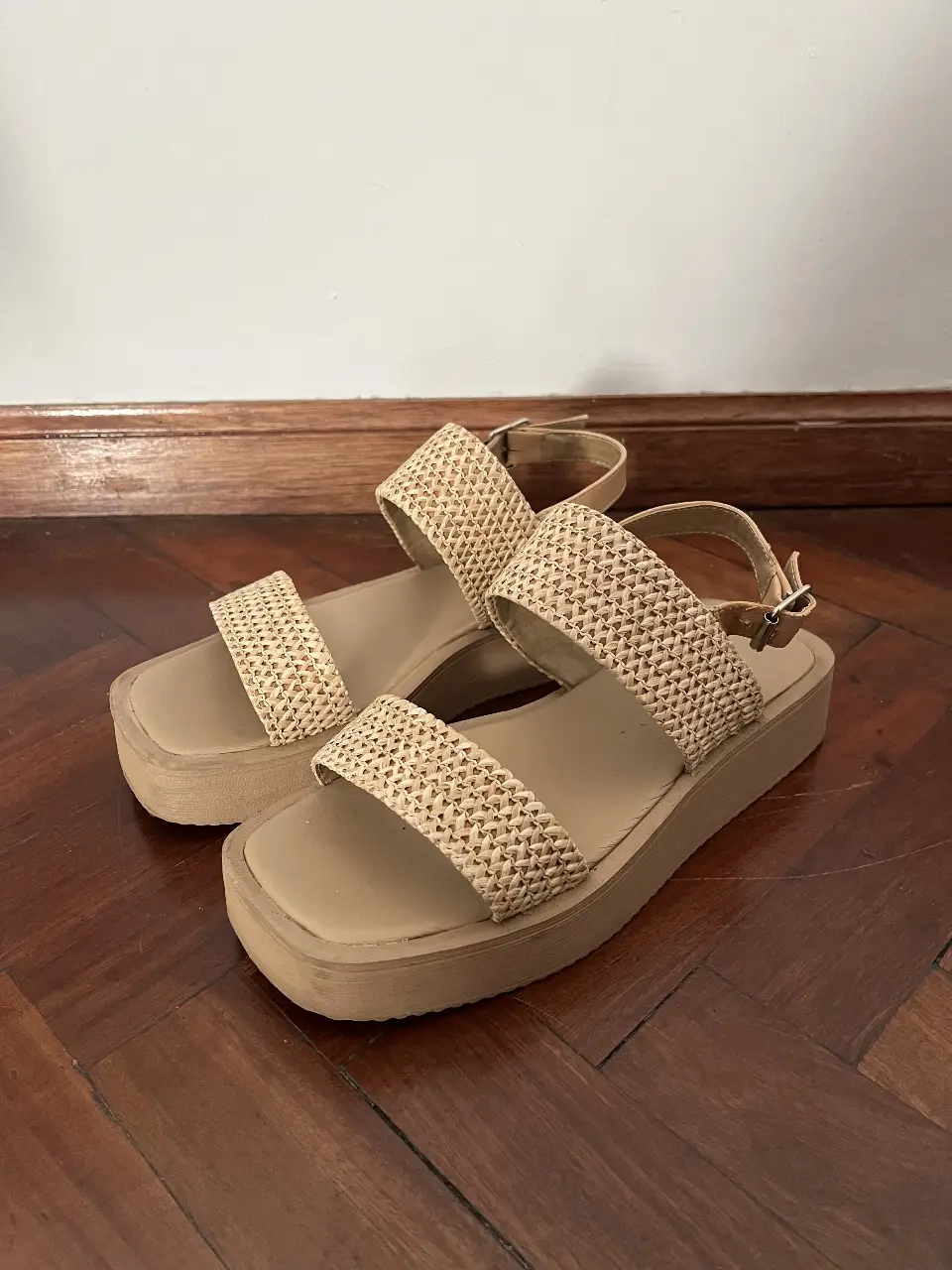 Sandalias de plataforma color crudo con detalles tejidos en la capellada. Ideales para un look casual y fresco.