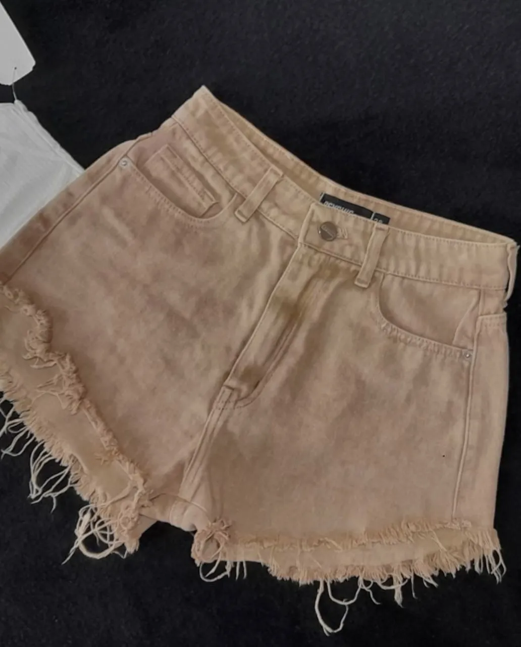 Short de jean con flecos en el borde. tiro alto rígido va para talle 36, más no! el color es como la foto.