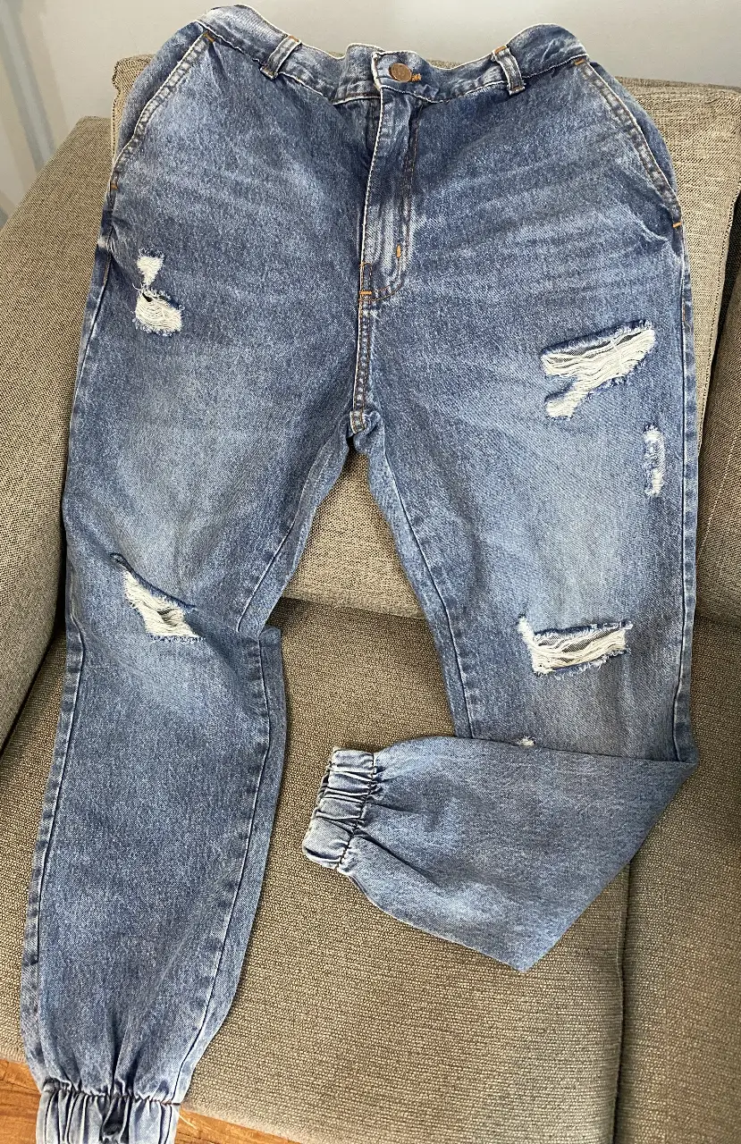 Jeans de hombre BROSS LONDON con roturas y ajuste en los tobillos talle 30. Como nuevo. 
