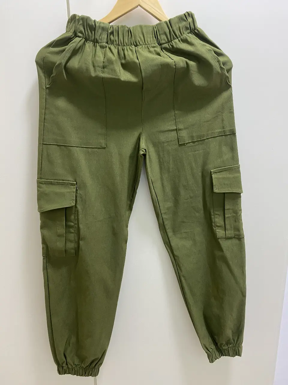 Pantalón cargo verde, con bolsillos laterales y en la parte trasera. Tiro alto, con elástico en la cintura y en los tobillos. Talle M. Nuevo. 