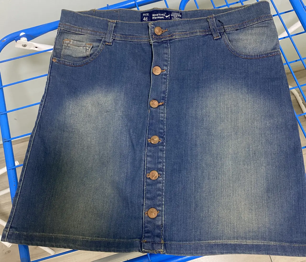 Pollera corta CENITHO de jean azul con botones frontales. Talle 46, ideal para un look casual y versátil.