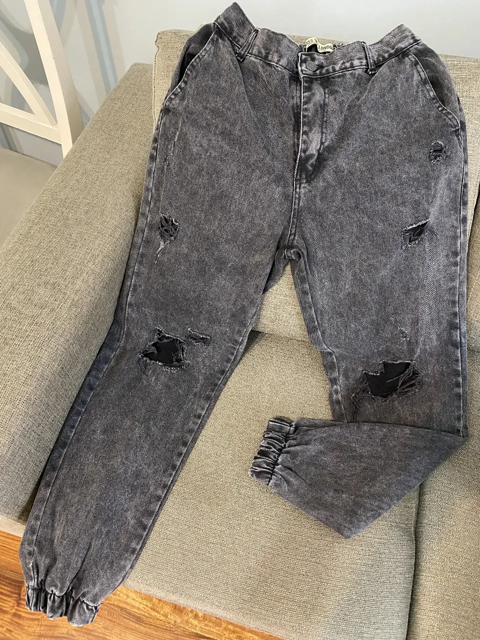 Pantalón BROSS LONDON de jean gris con roturas, estilo jogger con puños en los tobillos. Talle 30. Como nuevo. 