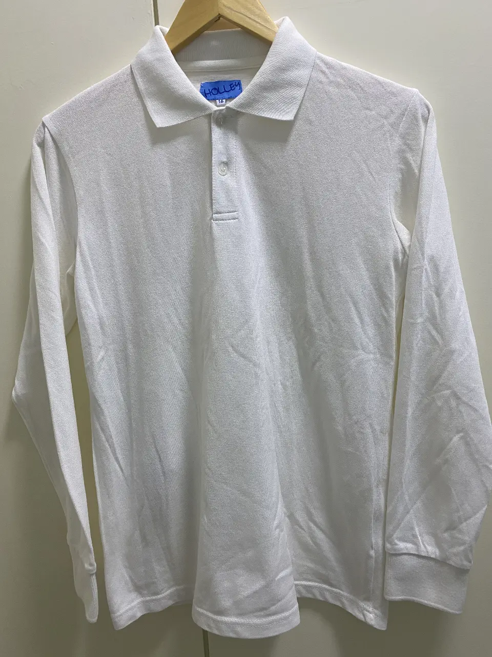 Remera pique manga larga blanca de hombre, con cuello polo y detalle de botón. Ideal para un look casual y cómodo. Talle 16 grande. Nueva. 