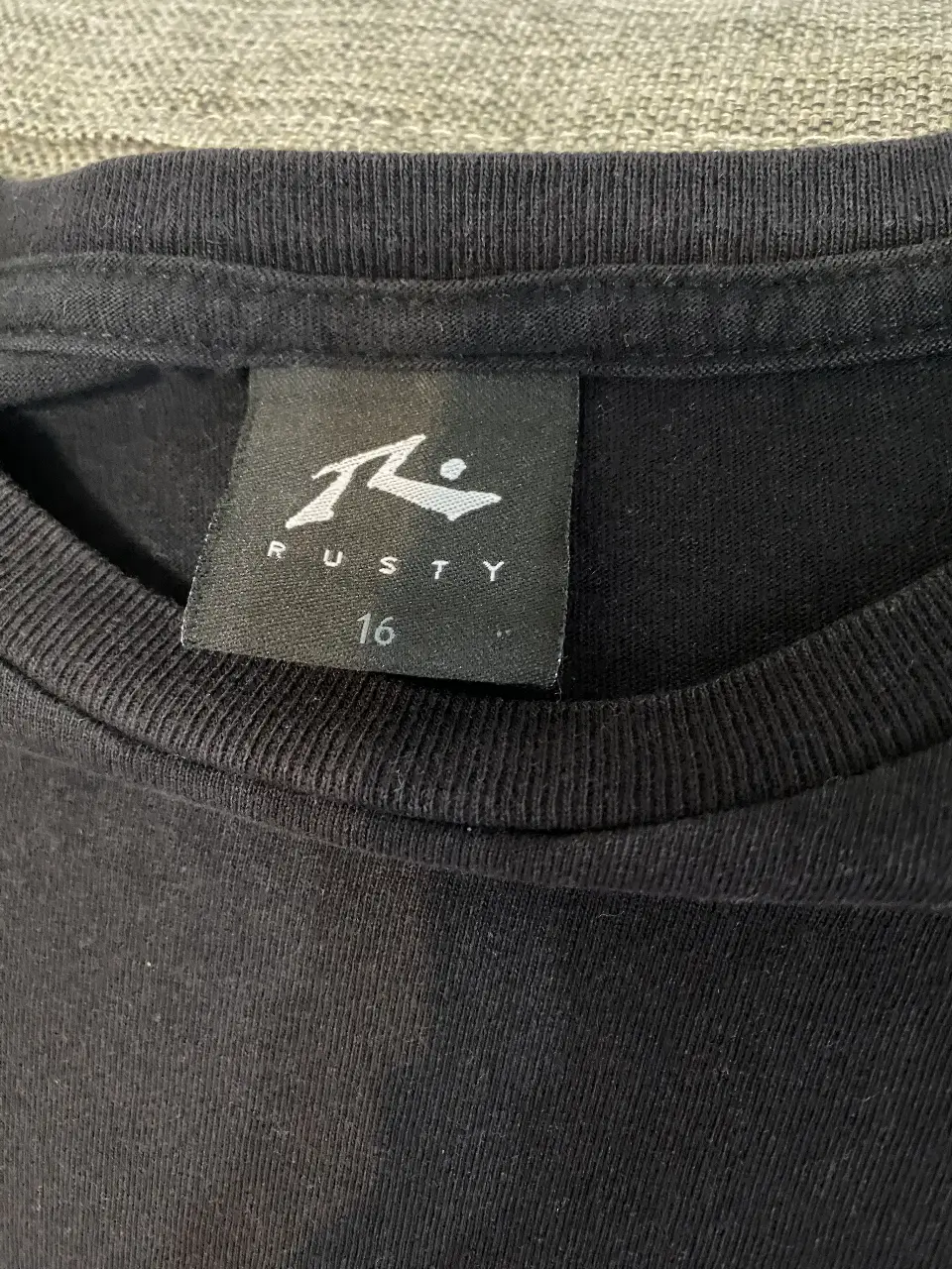 Remera Rusty - Vista 2