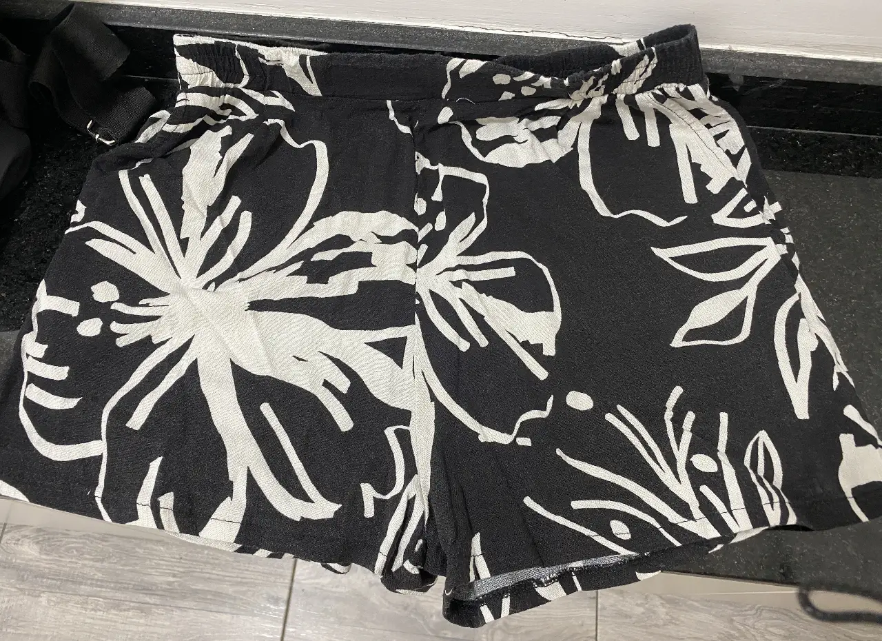 Short de tela Lino con estampado floral en blanco y negro, tiro alto y cintura elastizada. Ideal para un look casual y fresco. Talle M. 