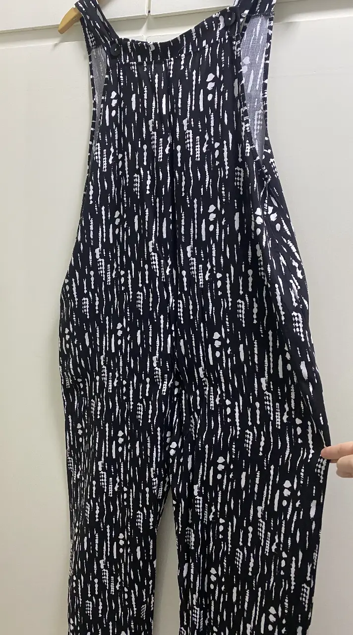 Mono largo de mujer, con estampado en blanco y negro. Tiene tirantes ajustables y bolsillos laterales. Ideal para un look casual y cómodo. Talle L. Nuevo. 
