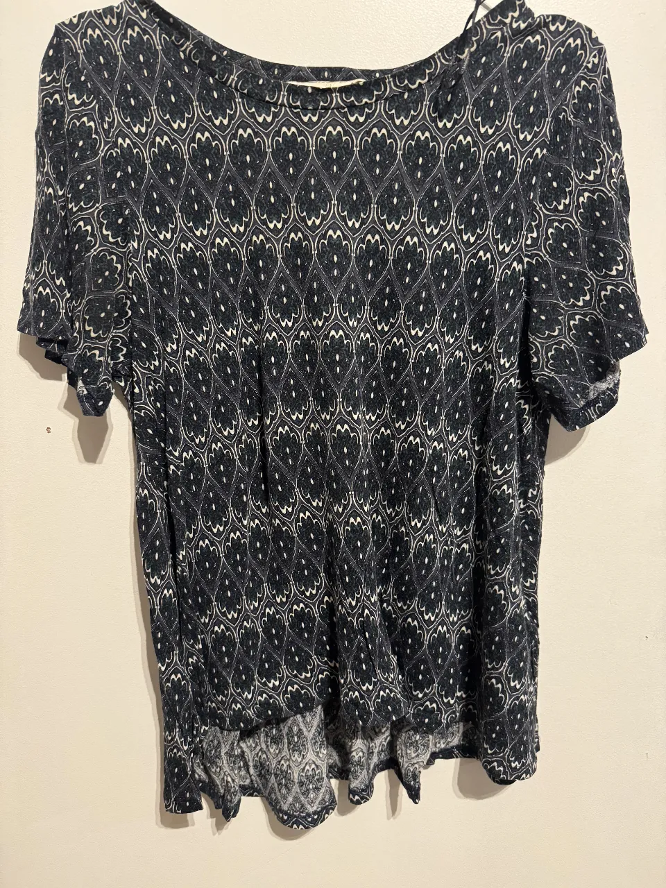 Blusa de mujer con estampado. Corte holgado y mangas cortas. El talle parece
mas un S que CS.