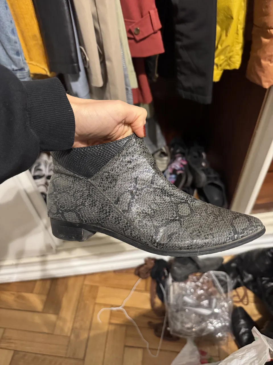 Botines de mujer con estampado de serpiente en tonos grises. Diseño moderno con cierre lateral para un ajuste perfecto. Ideales para un look casual y a la moda.