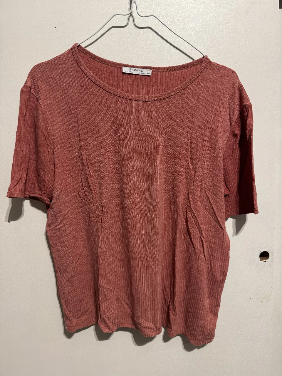 Remera de mujer Zara, color ladrillo, con cuello redondo y manga corta. Tejido acanalado, ideal para un look casual y cómodo.