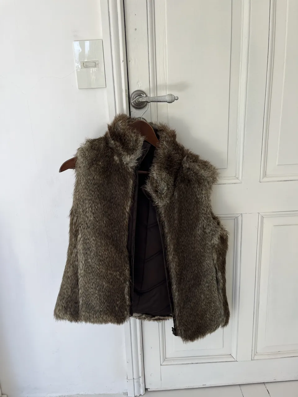 Chaleco de peluche con cierre al frente. Interior forrado.