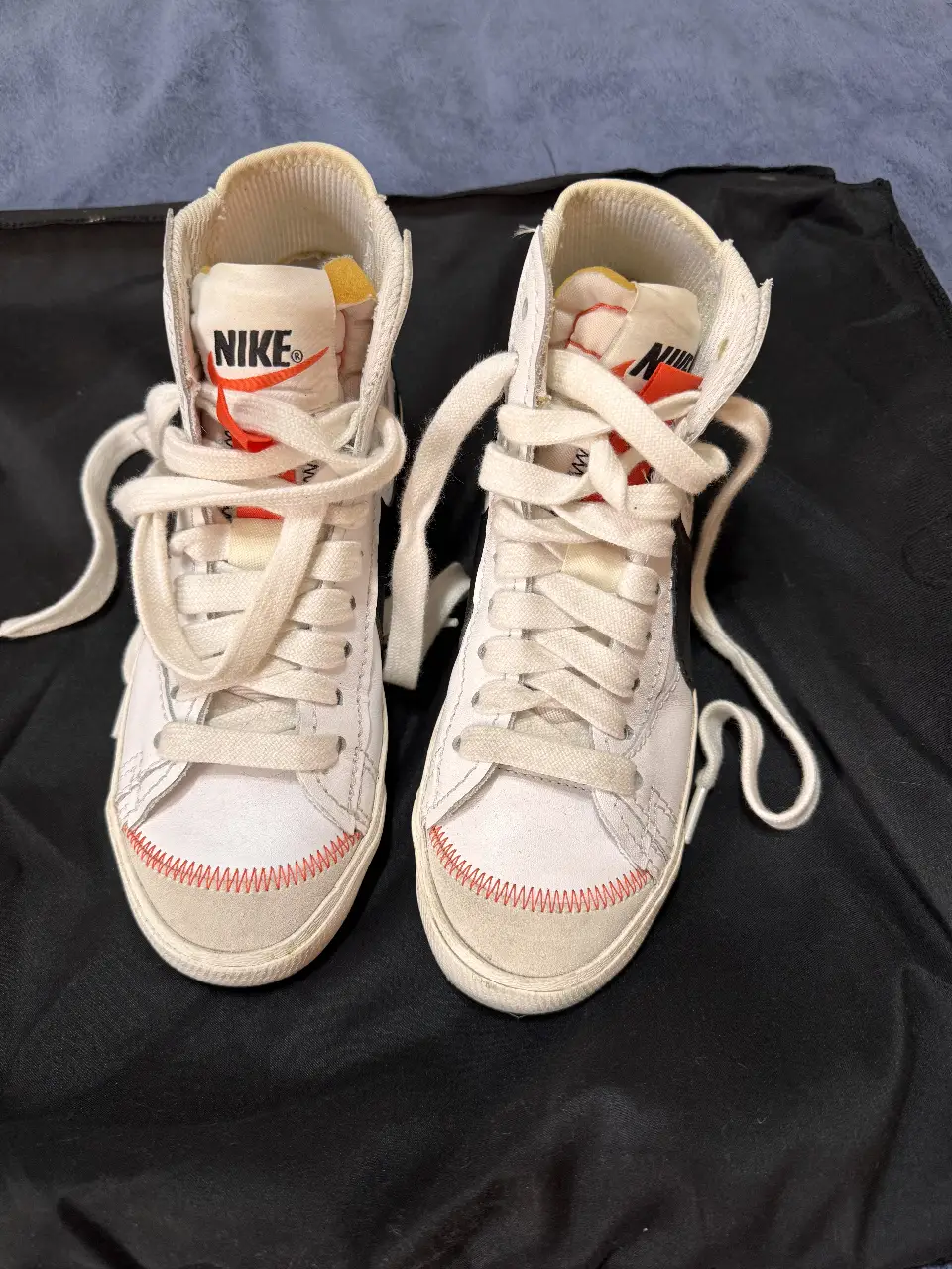 Zapatillas Nike Blazer Mid '77, blancas con detalles en negro y rojo. Talle US 7.5, con cordones y diseño clásico.
