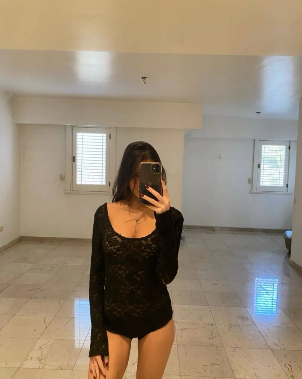 Body de encaje negro con mangas largas y escote pronunciado. Ideal para un look sensual y elegante, perfecto para salidas nocturnas o para darle un toque especial a tu outfit.