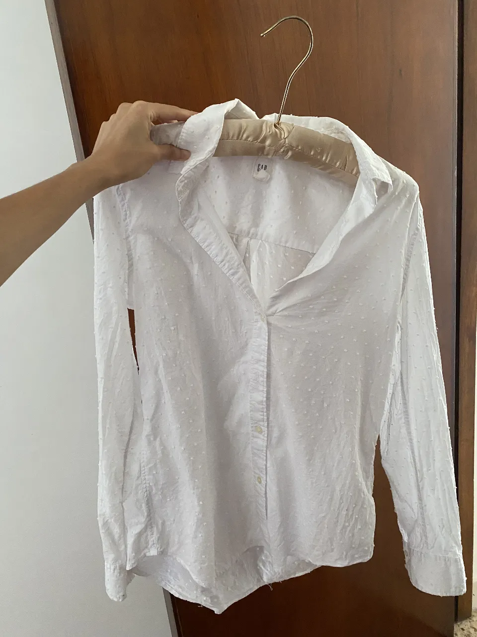 Camisa blanca de manga larga con delicados detalles de puntitos en relieve. Un clásico infaltable para cualquier guardarropa, perfecta para armar looks tanto casuales como más arreglados. Ideal para usar abierta sobre un top o cerrada para un estilo más formal. Es talle s y queda olgada pero si sos talle M y te gusta entallada es para vos