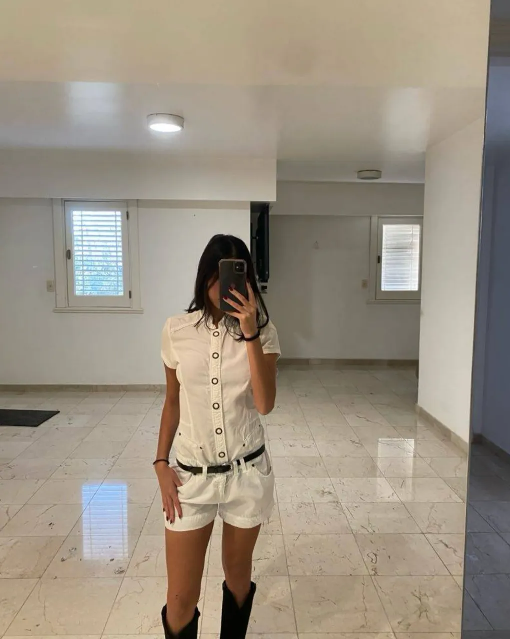 Mono blanco de gabardina, súper canchero y versátil. Tiene botones al frente y shorts incorporados. Ideal para armar looks de día o de noche. Hermosa calidad de boutique española