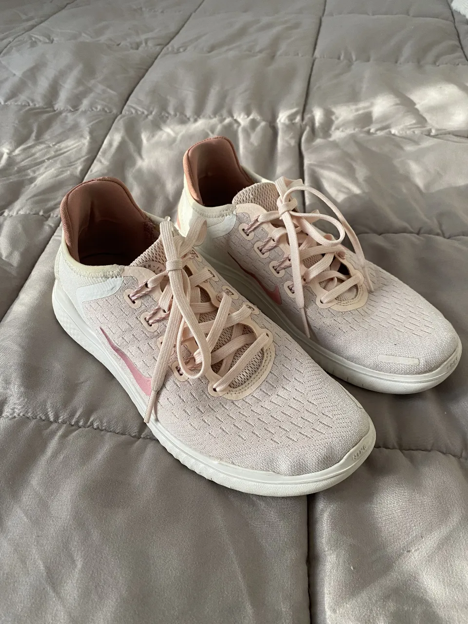 Zapatillas Nike Free RN, color rosa y blanco, talle 7 US. Ideales para running y uso diario.