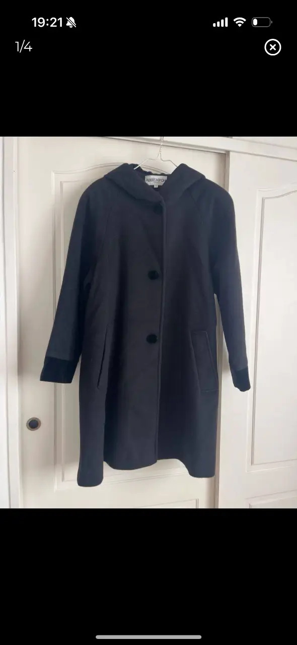 Tapado largo de paño negro con capucha y detalles de terciopelo en puños y capucha. Marca Albert Nipon Boutique, talle S.