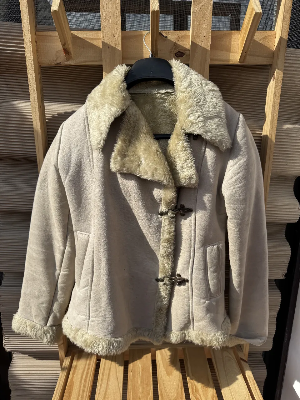 Campera para mujer, con cuello y puños de piel sintética. Cierre con broches metálicos. Ideal para el invierno. ¡Muy canchera! Tiene 2 marquitas como se ve en una de las fotos y debería pasar por la tintorería para dejarla como nueva, por eso el precio! Salvo eso está impecable! muy abrigada