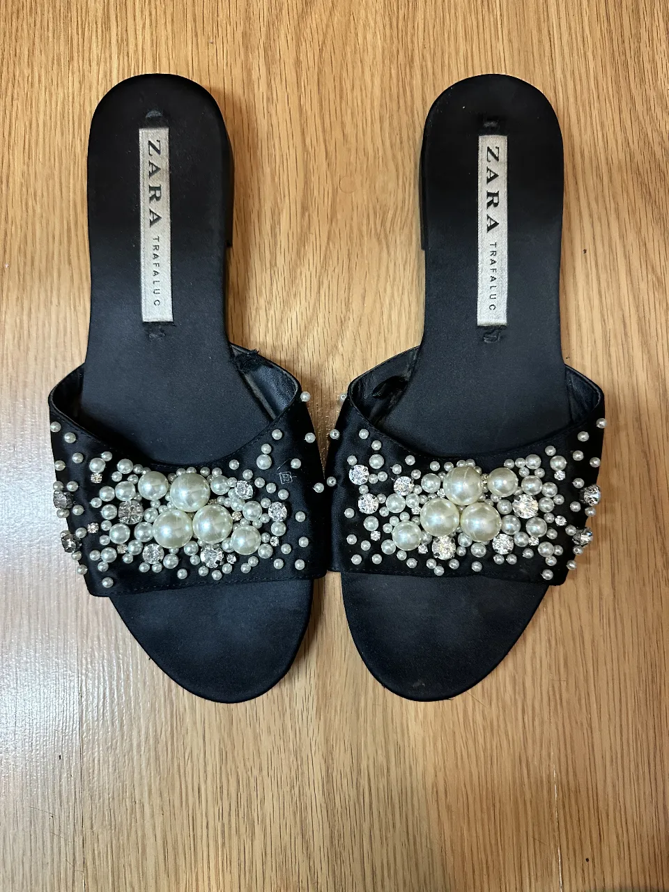 Sandalias de mujer negras con detalles de perlas y strass. Marca Zara Trafaluc. Ideales para fiesta o eventos.