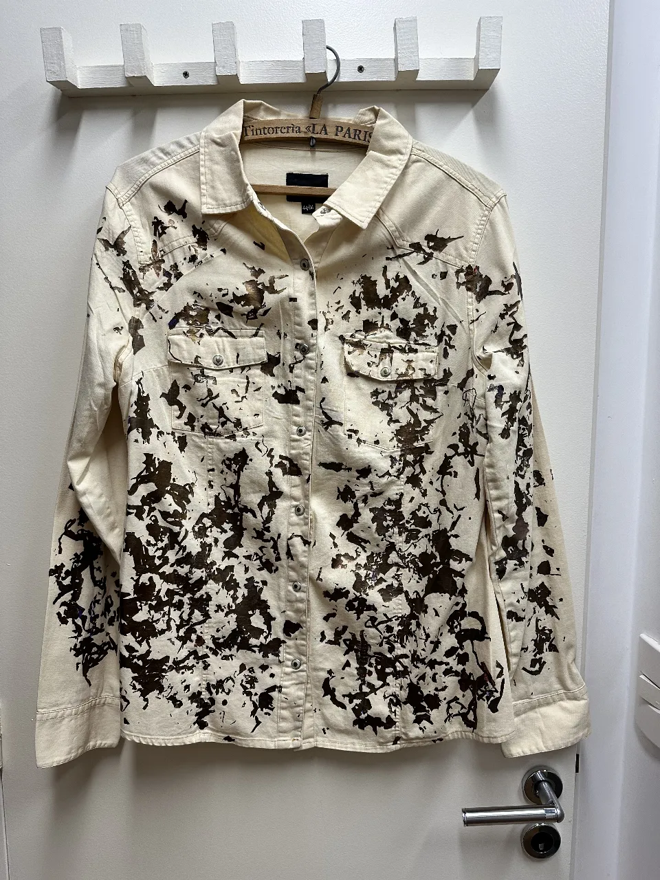 Camisa de mujer con estampado abstracto en tonos marrones sobre fondo crudo. Marca Ver lovin' denim, talle M. Ideal para un look casual con un toque artístico.
