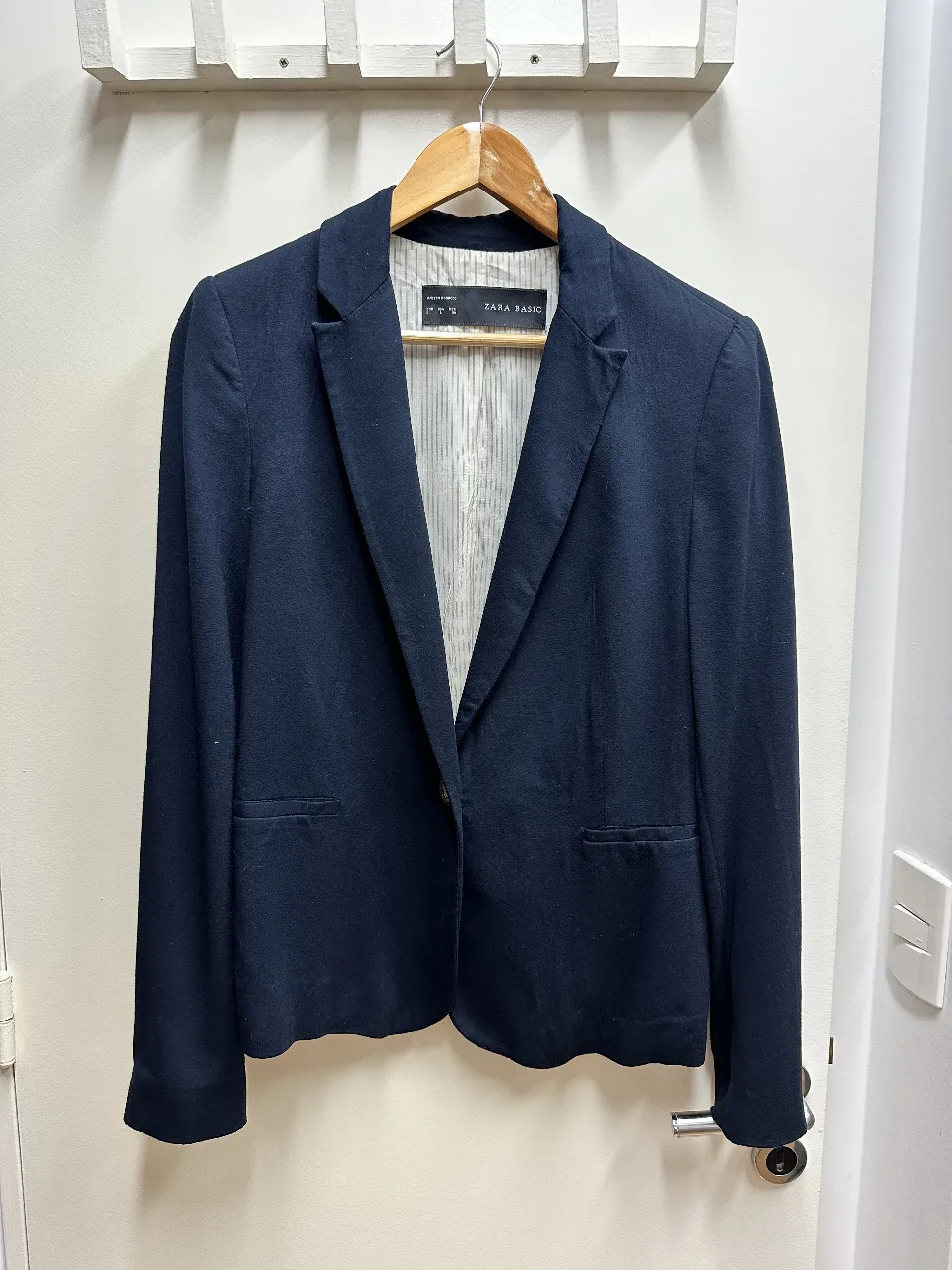 Blazer de mujer Zara Basic, color azul marino, talle L. Ideal para un look elegante y versátil.