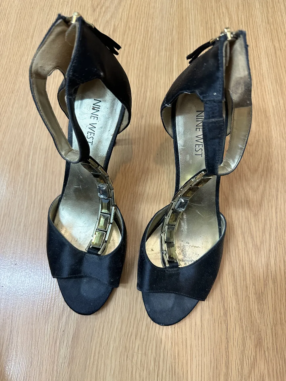 Sandalias de taco alto Nine West negras con detalles de piedras Diseño elegante con cierre en la parte trasera y detalles de pedrería en la tira delantera. Ideales para eventos formales o fiestas.