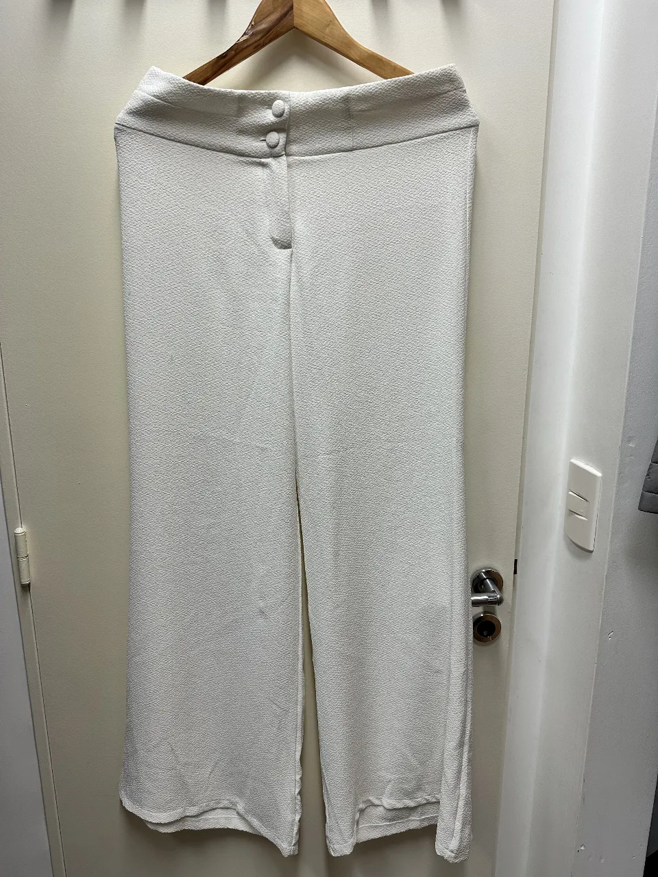 Pantalón sastrero blanco de la marca MAB, talle L. Confeccionado en tela texturizada, tiro alto y corte recto. Ideal para un look elegante y sofisticado.