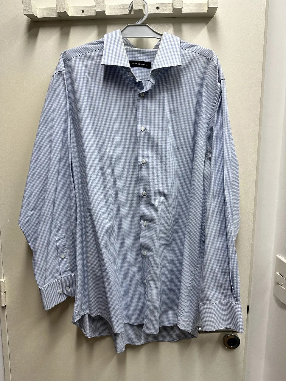 Camisa a cuadros celeste y blanca de hombre, manga larga, con cuello y botones. Ideal para un look casual o de trabajo.