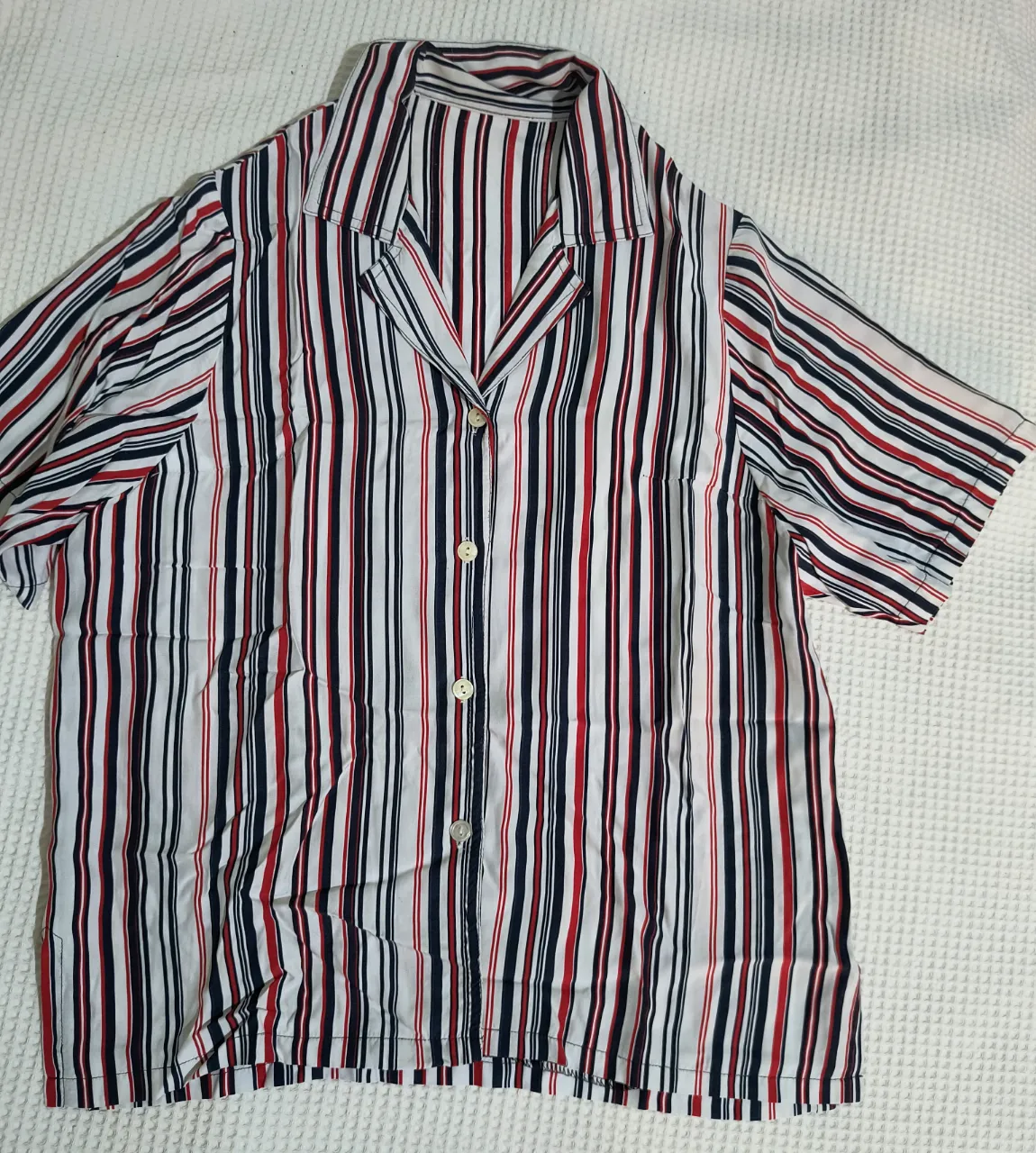 Camisa a rayas verticales en blanco, azul marino y rojo. 
Estilo vintage. No sé la marca pero es de Italia.