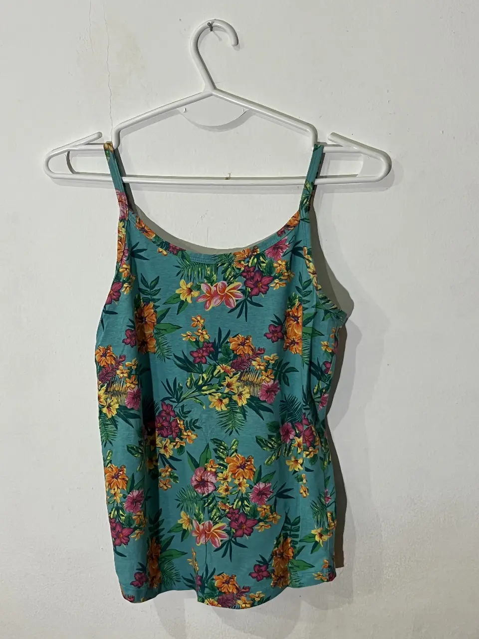 Musculosa de mujer con estampado floral. Talle S. Super cómoda y suave.