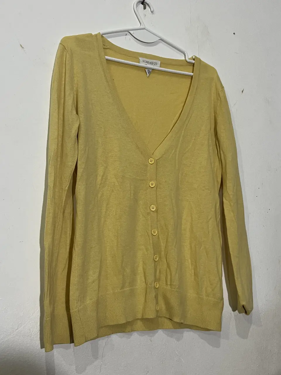 Cardigan amarillo de Forever 21, con botones y cuello en V. 