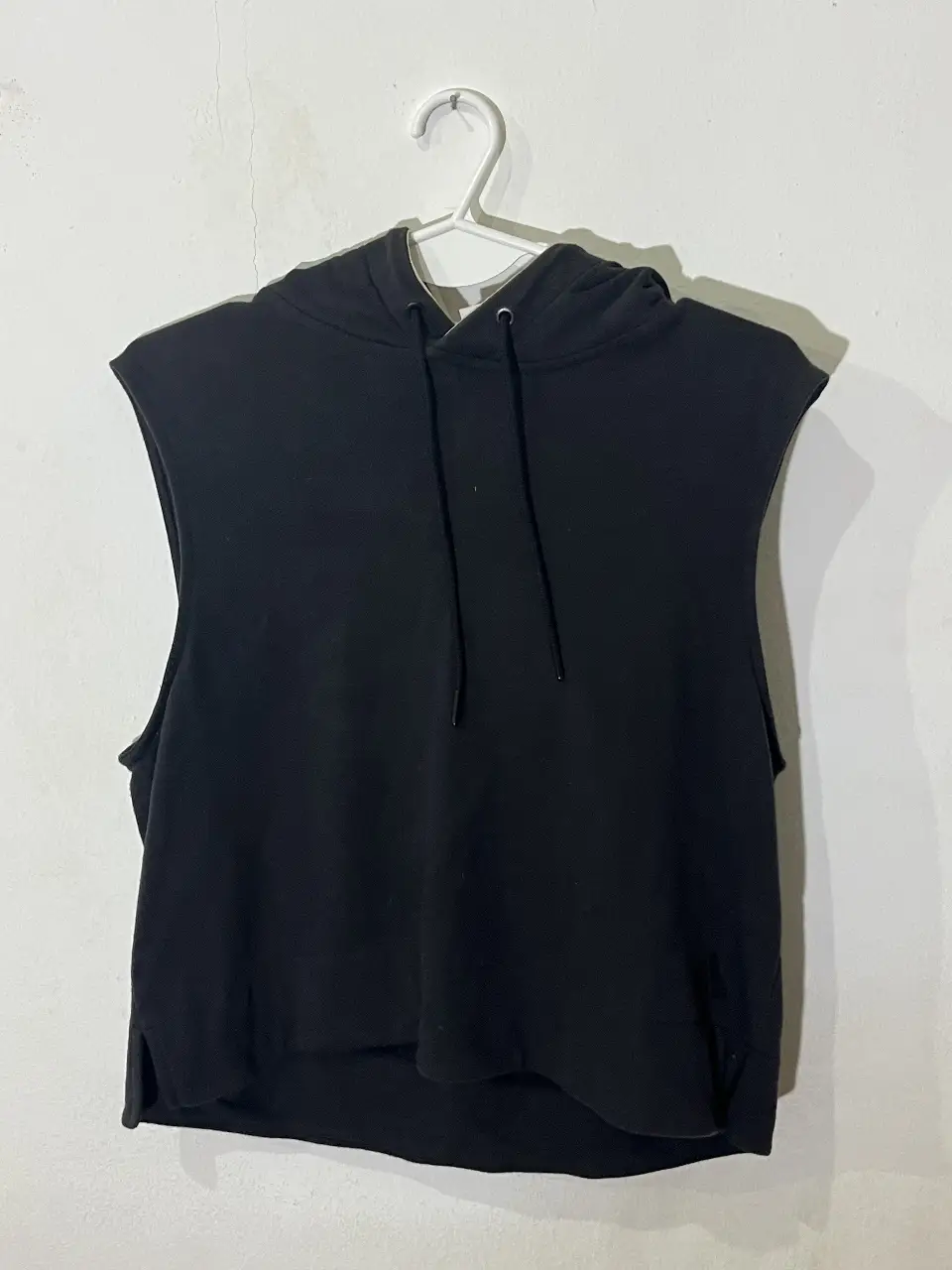 Buzo deportivo sin mangas negro de Adidas, ideal para entrenar. Con capucha y cordones ajustables. Perfecto para un look casual y cómodo.