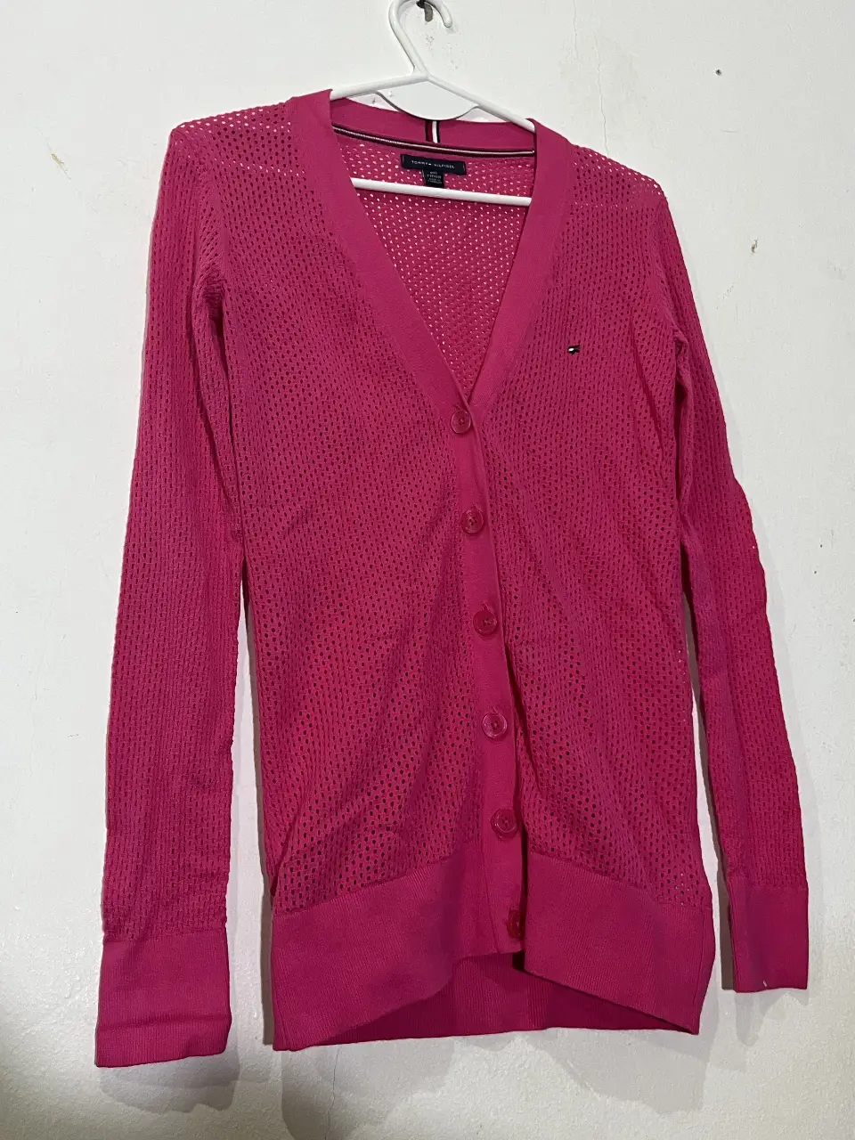 Cardigan de mujer Tommy Hilfiger rosa, tejido calado, con botones y cuello en V. Ideal para un look casual y fresco.