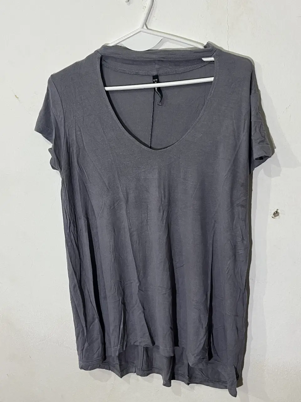 Remera gris con cuello en V y manga corta, ideal para un look casual y cómodo. Es sueltita y súper suave. La calidadd 10/10 .