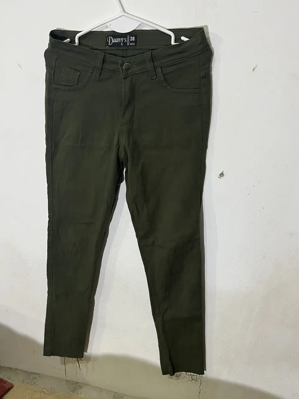 Pantalon verde militar de mujer, tiro medio, corte recto/skinny. Elastizado
