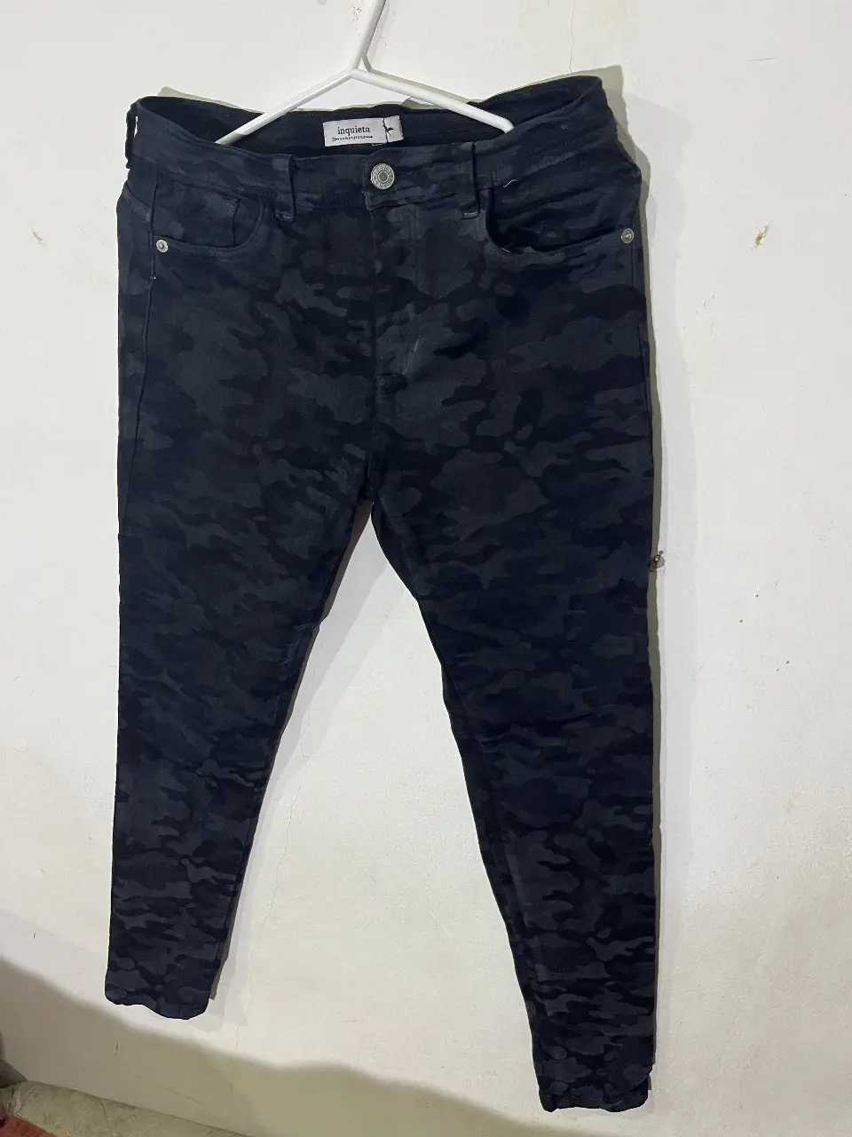 Jean con estampado camuflado en color negro. Talle real  38/40 . Tiro medio. Marca Inquieta.