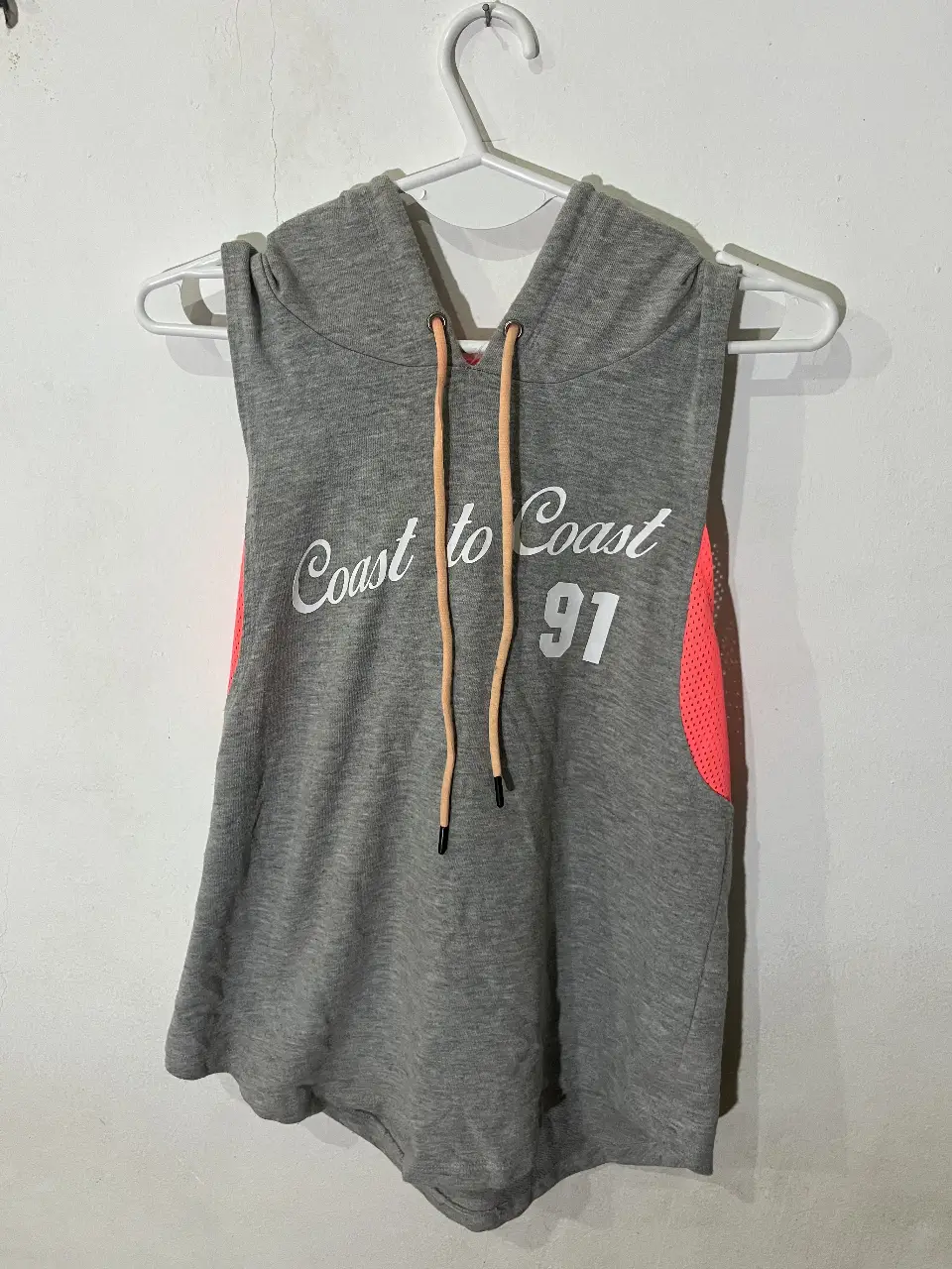 Musculosa deportiva gris con detalles en rosa. Ideal para entrenar o un look casual. Muy poco uso. Forever 21