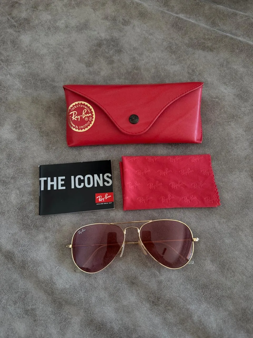 Lentes de RayBan “Aviator Large Metal - Soecial Series”. Armazón color “gold” (dorado) y lentes color “Low Rose” (rosa asalmonado).
Información técnica: RB 3025 001/4B 55[]14 3F.
Este anteojo es parte de una edición especial de RayBan, fabricados en Italia. Incluye su estuche original, su paño original y el catalogo de “Special Series” de RayBan.
Practicamente sin uso, estado como nuevo.