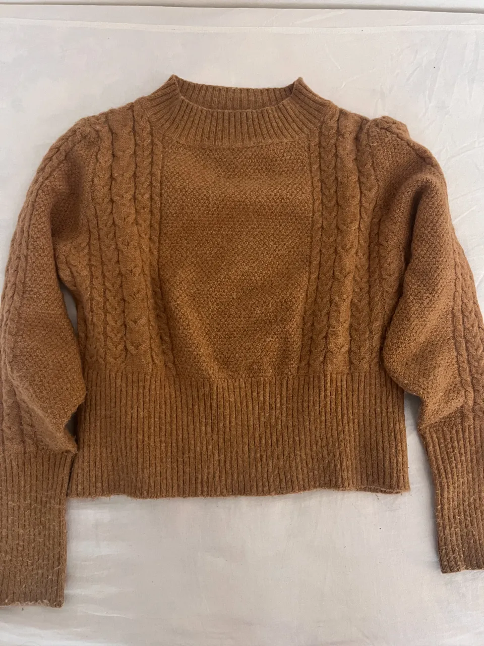 Sweater de lana tejido con trenzas y cuello alto. Un básico súper canchero para el frío, ideal para combinar con todo.