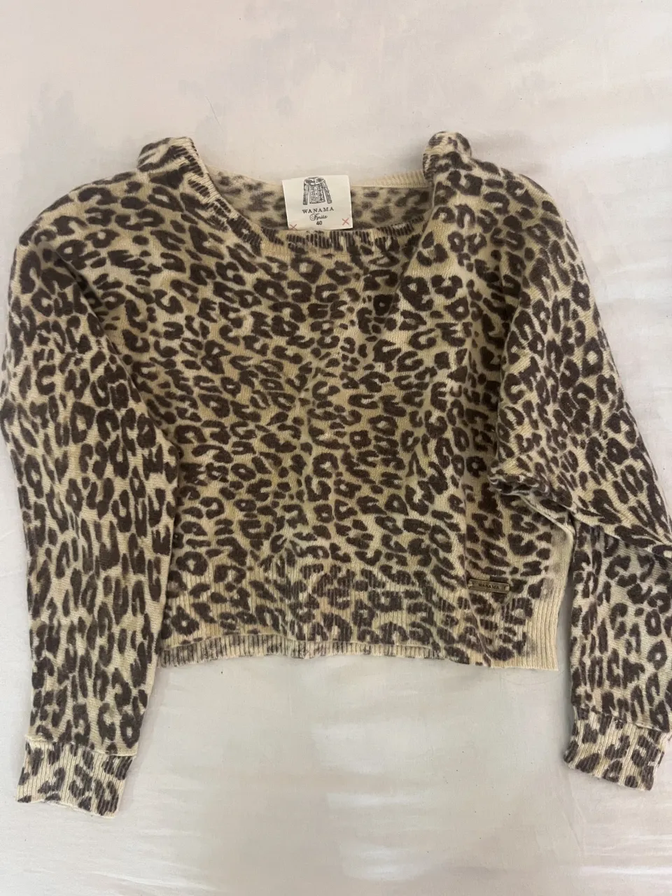Sweater de lana merino con estampa de leopardo. Diseño crop con cuello redondo y mangas largas. Tiene un detalle en el color que se muestra en una de las fotos. Consultame por medidas!
