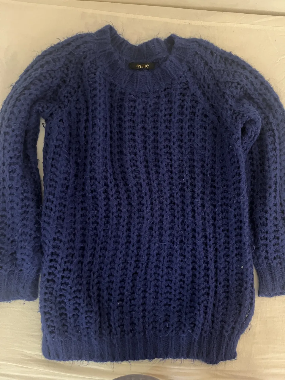 Sweater azul tejido, ideal para un look casual y cómodo. Su diseño de punto grueso lo hace perfecto para los días frescos de otoño o invierno. Combinalo con jeans o pantalones de vestir para un outfit canchero.