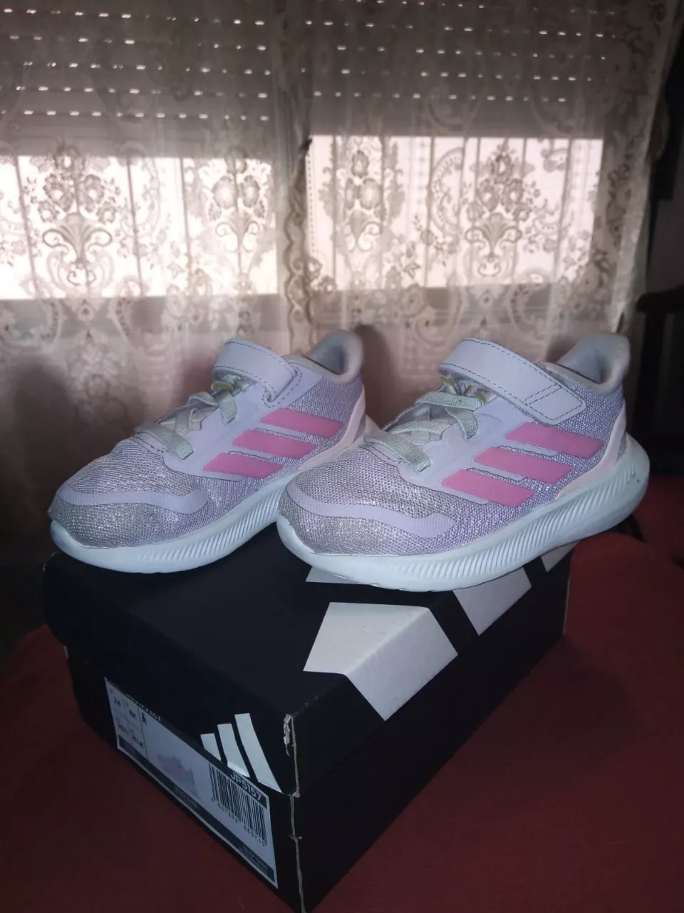 Zapatillas deportivas para niñas, ideales para correr y jugar. Diseño moderno con detalles en rosa y un toque brillante.