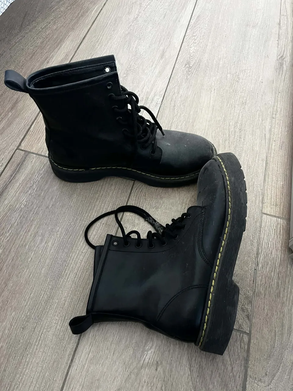 Borcegos, tienen despegado un poquito la suela